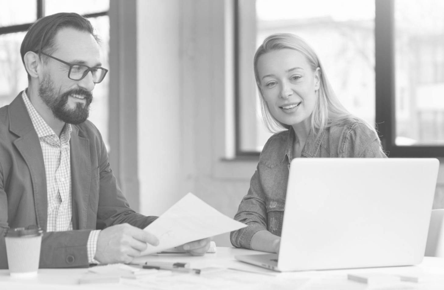 Équipe d'experts analysant des stratégies fiscales